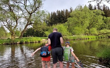 Když se rodiče školí, děti si hrají