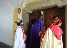 Tři králové píší nový letopočet na dveře farního úřadu v Litomyšli