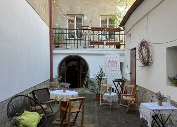 Charitní obývák na Lázních ducha