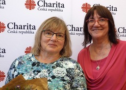 Jitka Kovářová spolu s paní ředitelkou Diecézní charity Hradec Králové Annou Maclovou