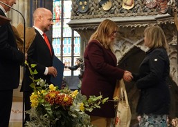 Naše milá kolegyně Jitka Kovářová přebírá ocenění Charity ČR