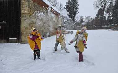 Koledníci z Morašic si během koledy stíhali užívat i čerstvě napadlý sníh.