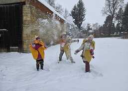 Koledníci z Morašic si během koledy stíhali užívat i čerstvě napadlý sníh.