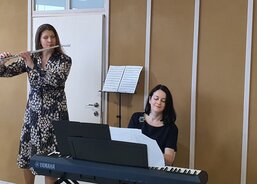 Hudební doprovod v podání Lucie Vavřínové a Marie Jovbakové